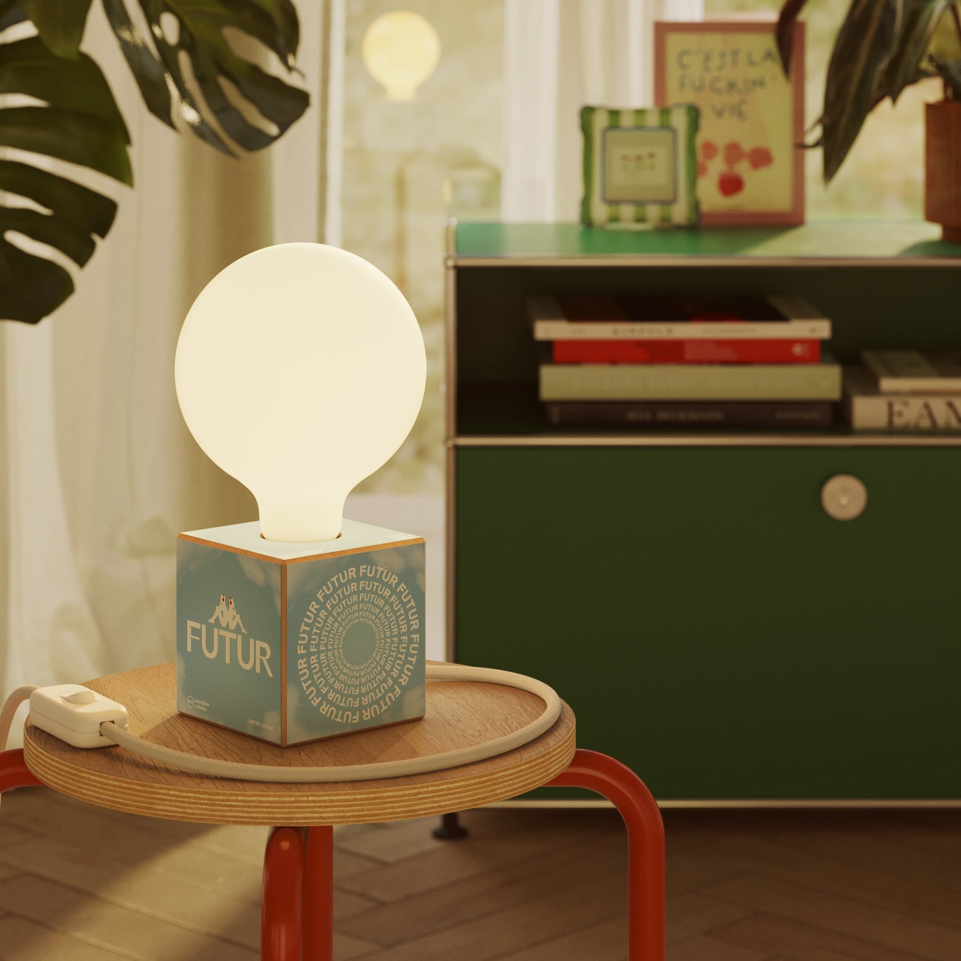 Lampada da tavolo Cubetto "Futur" con spina inglese e lampadina globo effetto porcellana - Futur festival