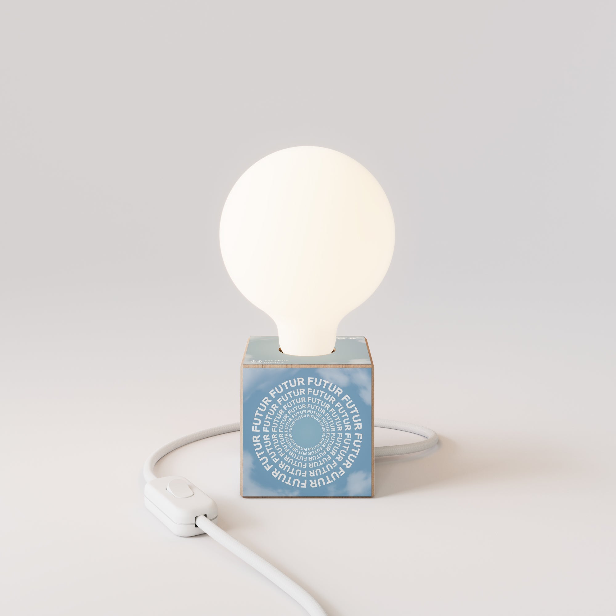 Lampada da tavolo Cubetto "Futur" con spina inglese e lampadina globo effetto porcellana - Futur festival