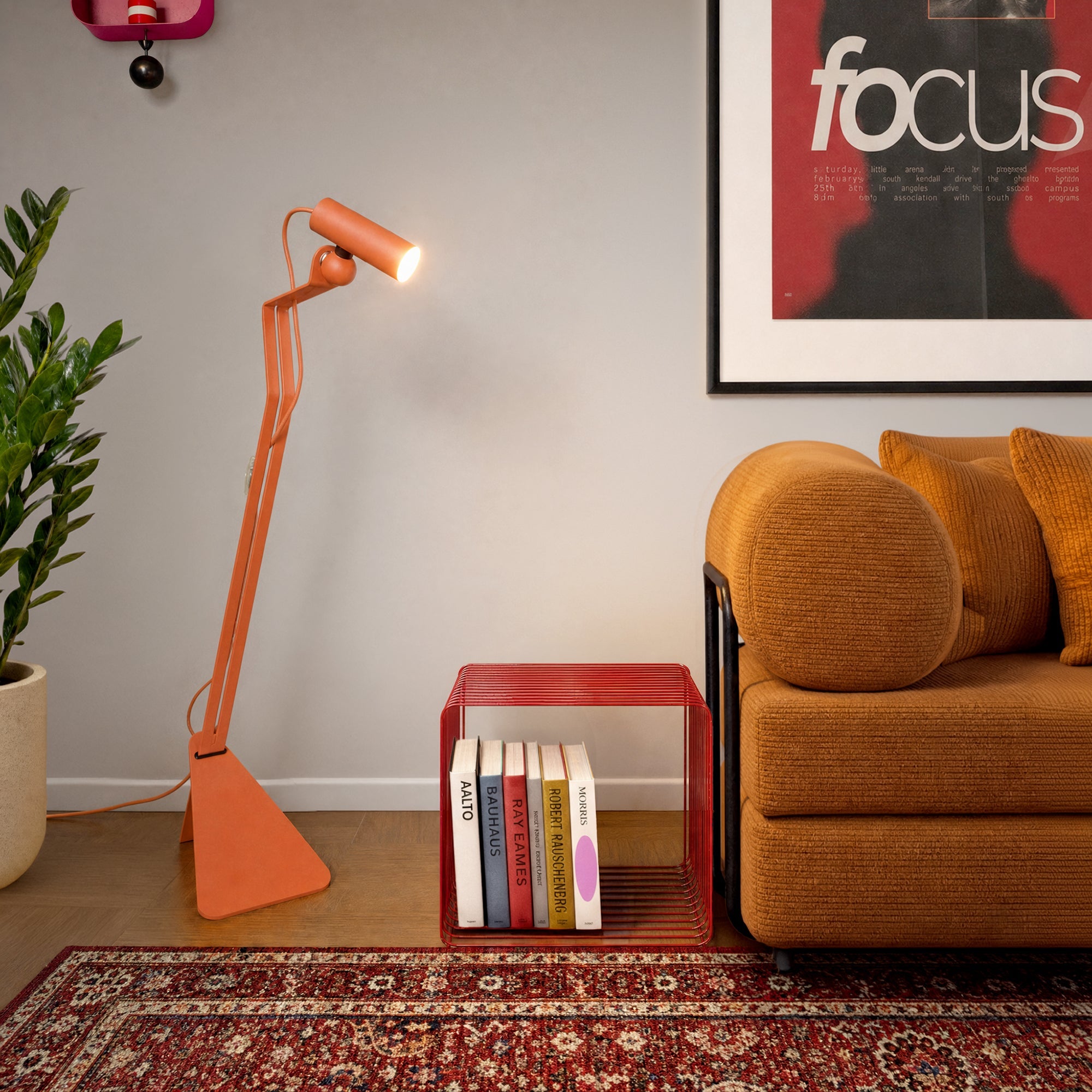 Lampada da terra inclinabile con faretto magnetico orientabile e spina UK - Mario Tubo - Arancione - Creative Cables