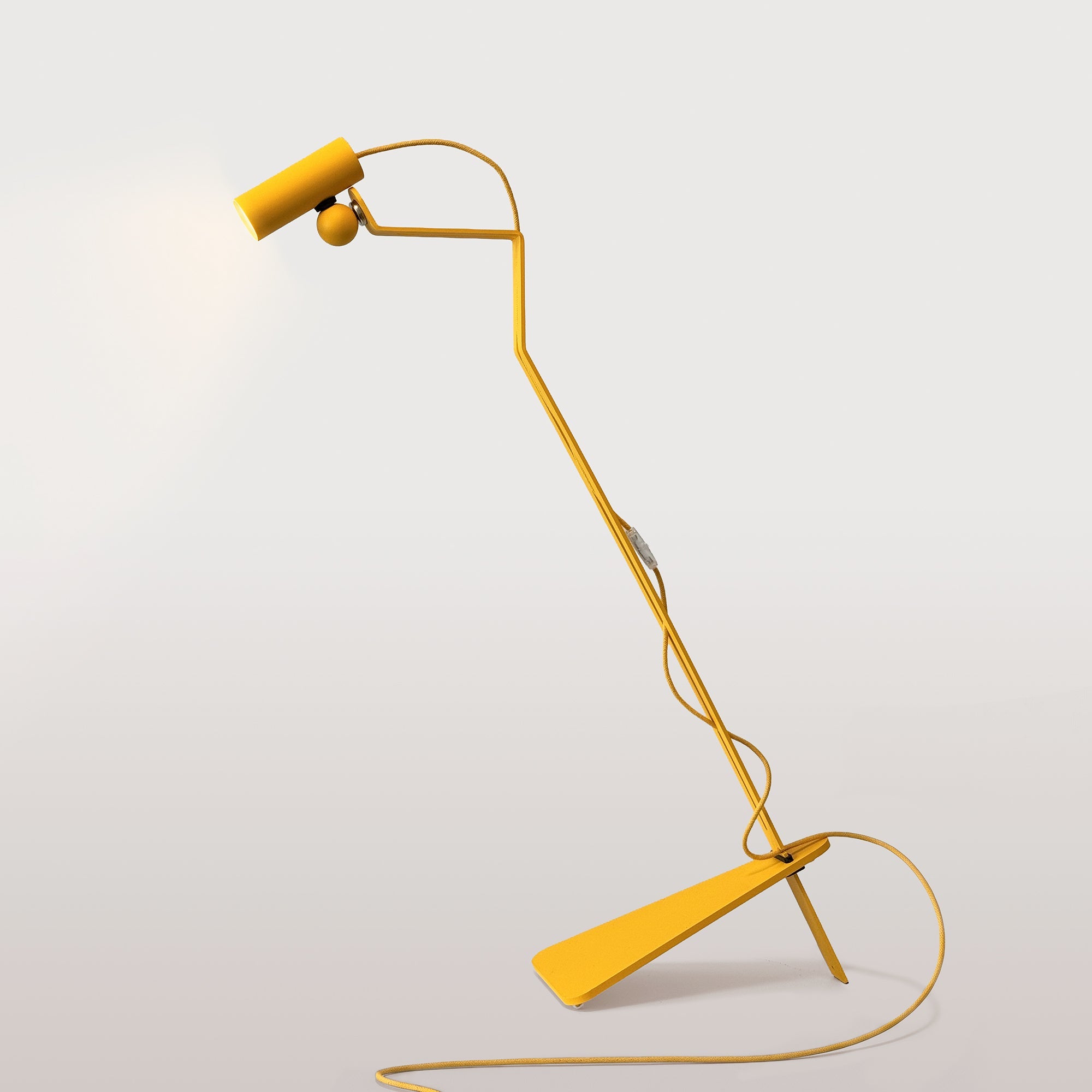 Lampada da terra inclinabile con faretto magnetico orientabile e spina UK - Mario Tubo - Giallo - Creative Cables