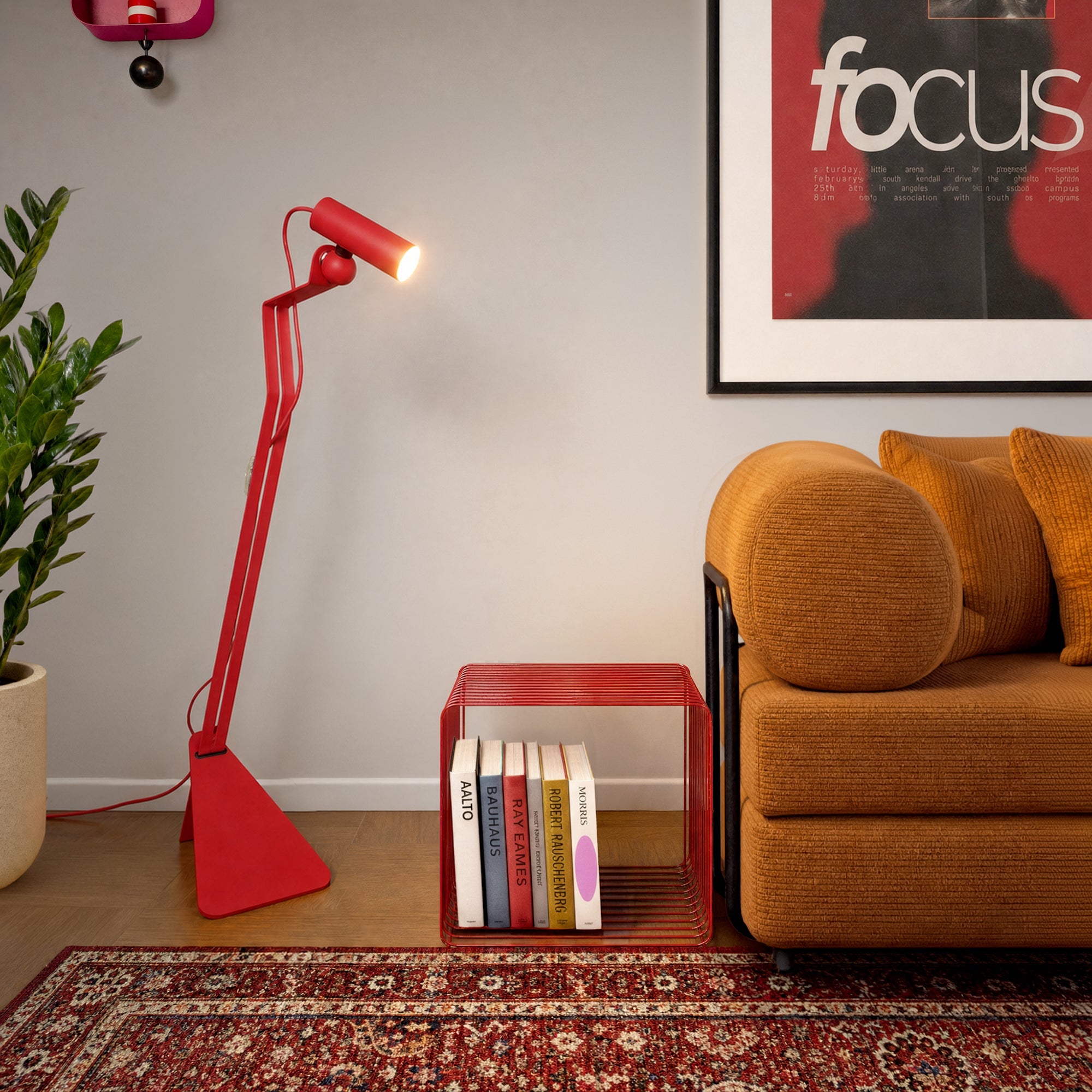 Lampada da terra inclinabile con faretto magnetico orientabile e spina UK - Mario Tubo - Rosso - Creative Cables