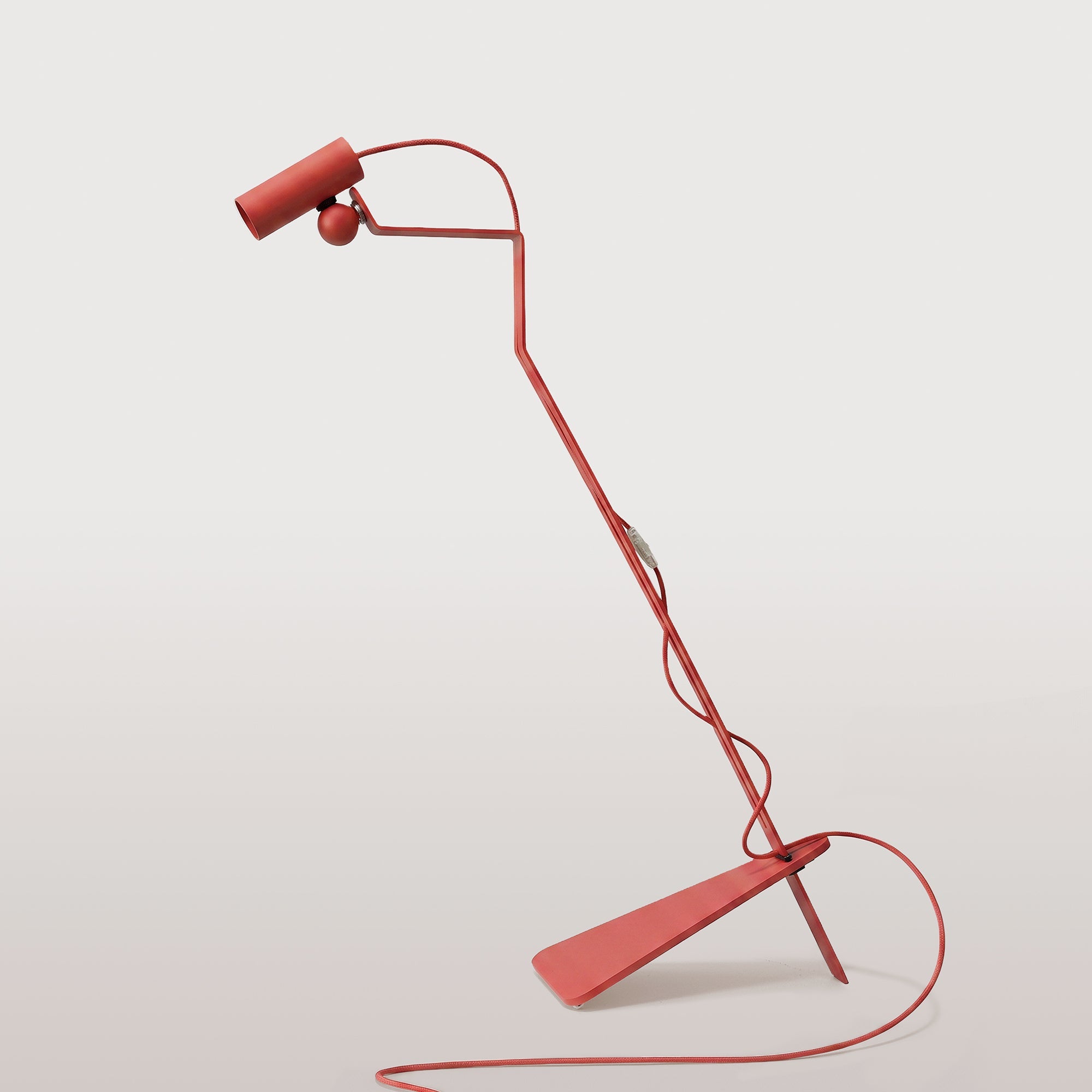 Lampada da terra inclinabile con faretto magnetico orientabile e spina UK - Mario Tubo - Rosso