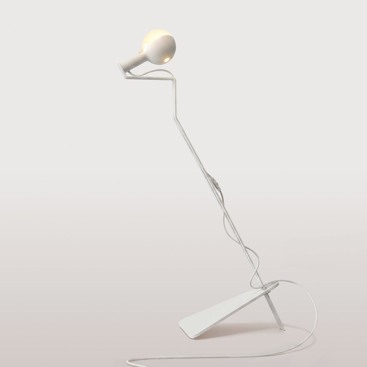 Lampada da terra inclinabile con lampadina LED G125 verniciata e spina UK - Mario Talia - Bianco