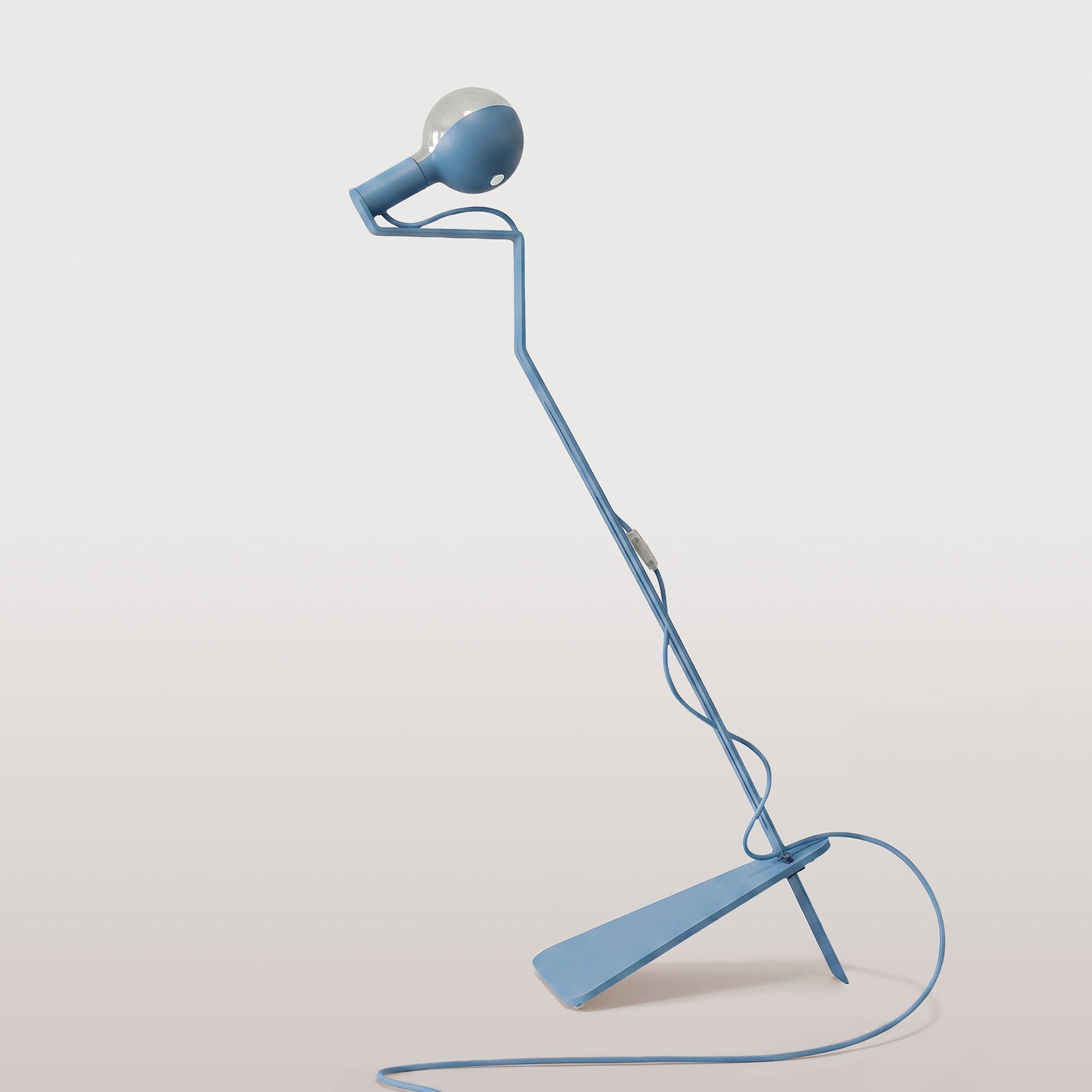 Lampada da terra inclinabile con lampadina LED G125 verniciata e spina UK - Mario Talia - Blu