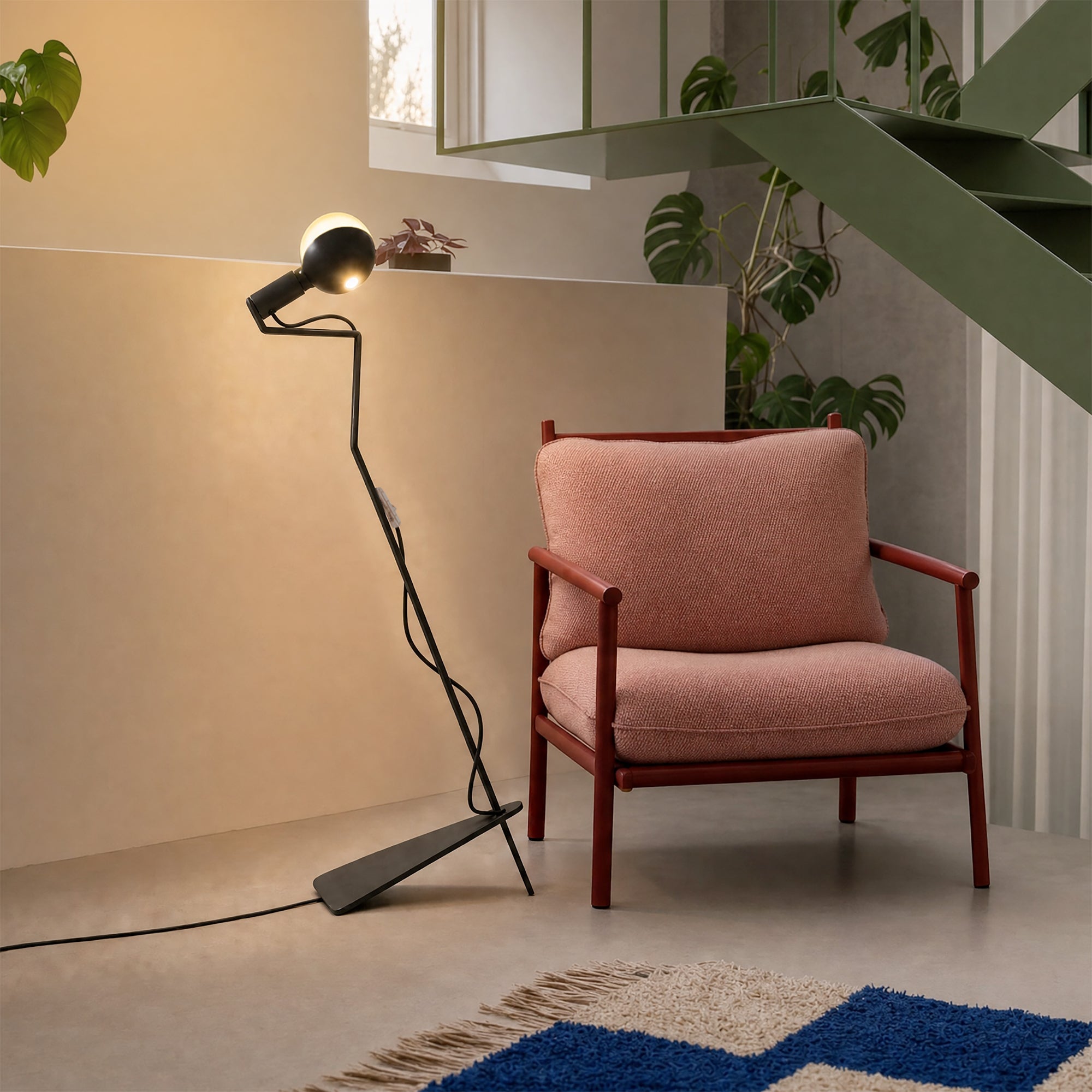 Lampada da terra inclinabile con lampadina LED G125 verniciata e spina UK - Mario Talia - Nero