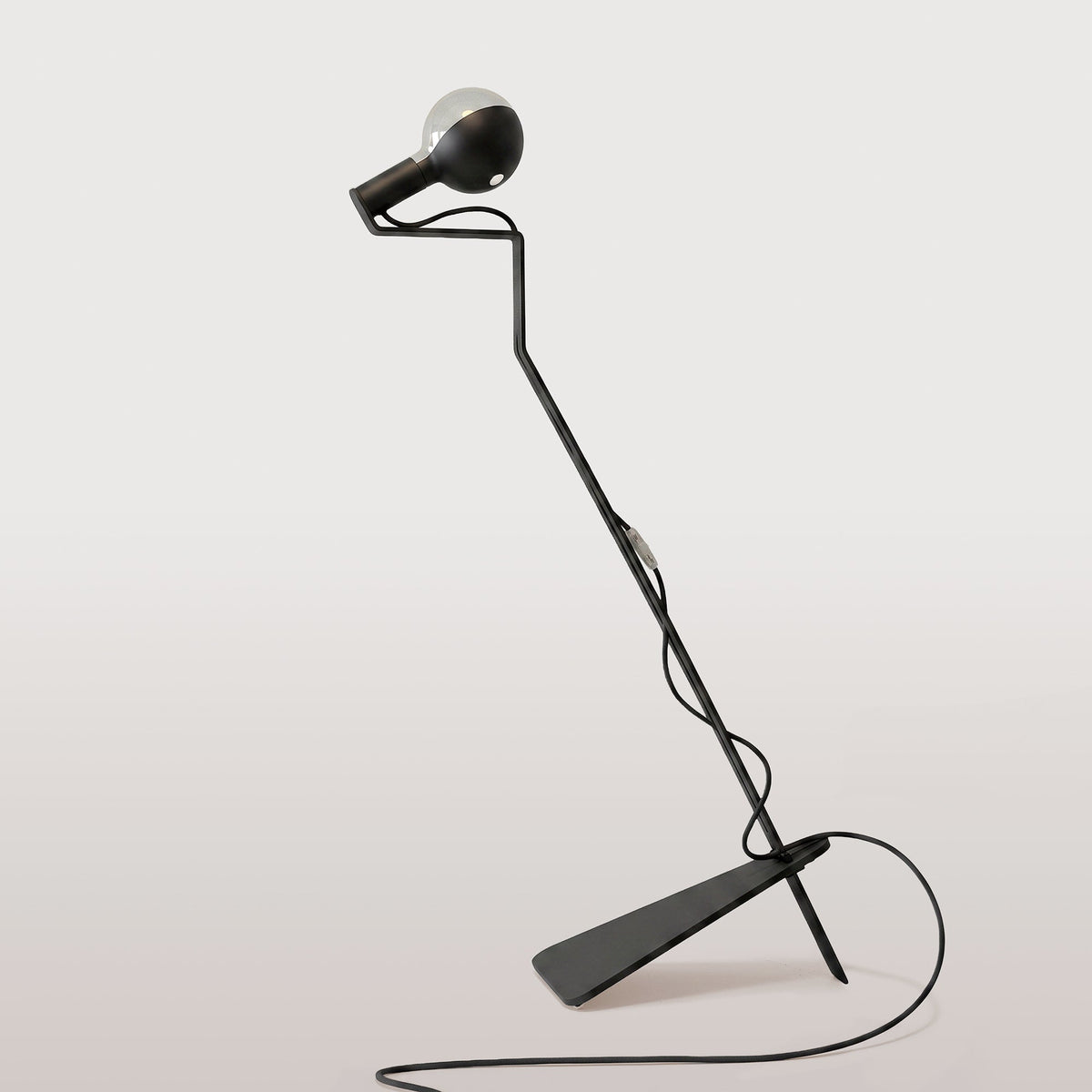 Lampada da terra inclinabile con lampadina LED G125 verniciata e spina UK - Mario Talia - Nero