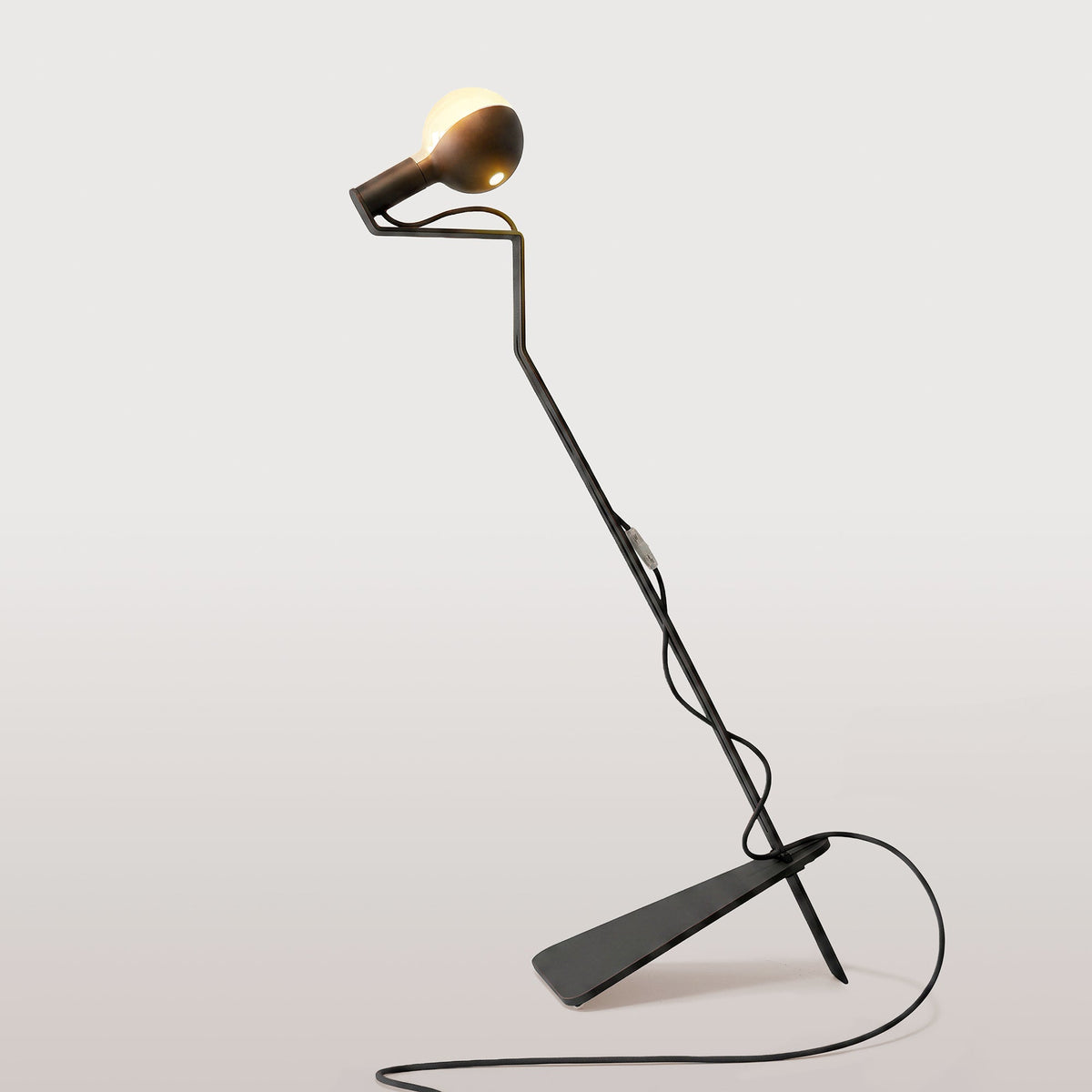 Lampada da terra inclinabile con lampadina LED G125 verniciata e spina UK - Mario Talia - Nero
