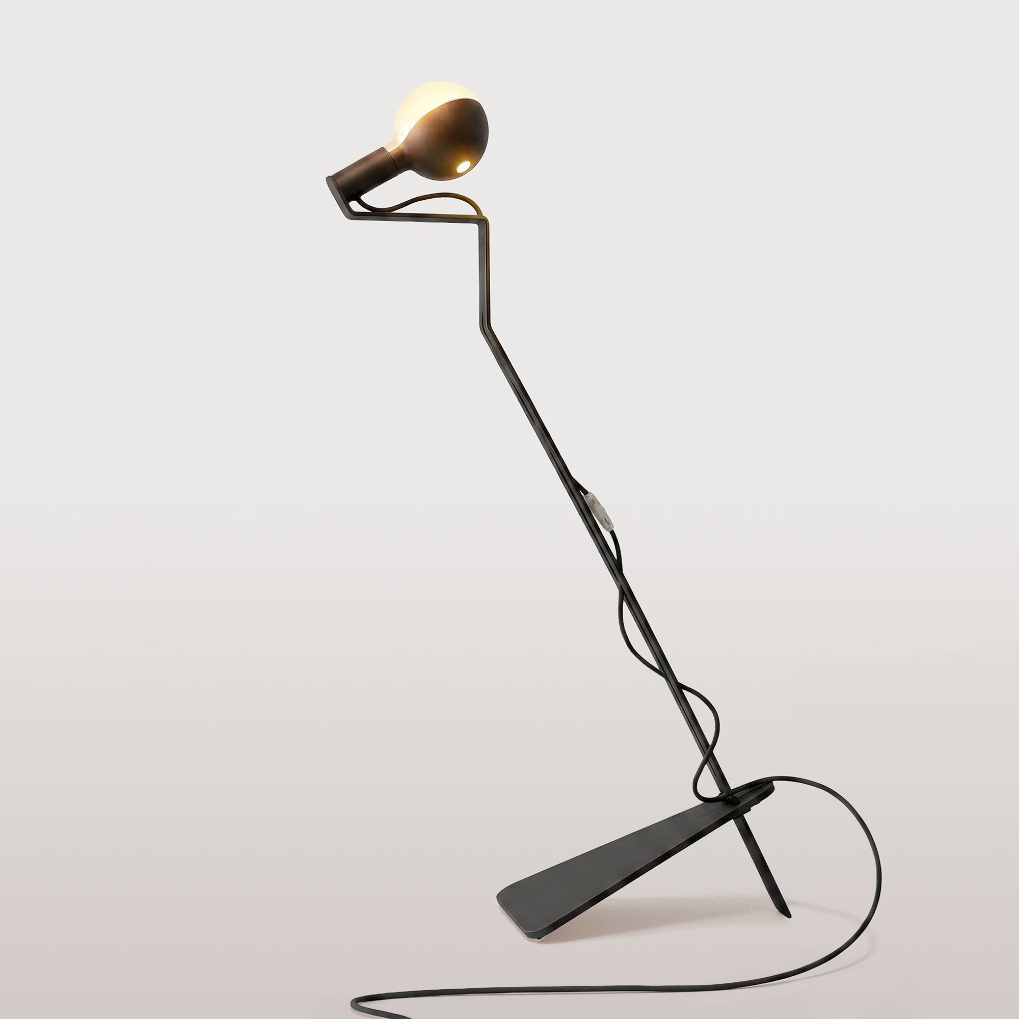 Lampada da terra inclinabile con lampadina LED G125 verniciata e spina UK - Mario Talia - Nero